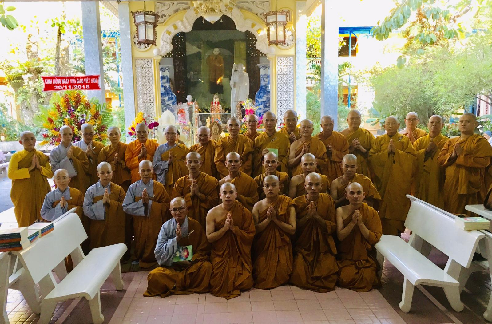 Lễ Quy Y - Truyền thọ Tam Quy ngũ giới và Chư vị Tân Tỳ Kheo - Tỳ Kheo Ni đảnh lễ Chư Tôn trưởng lão tại Tổ Đình Quan Âm Tu Viện.